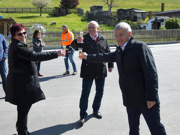 Bild vergr&ouml;&szlig;ern: Ortsvorsteherin Mandy Zisowsky, Lengenfelds B&uuml;rgermeister Volker Bachmann und Landrat Rolf Keil (von links nach rechts) sto&szlig;en gemeinsam auf die neue Stra&szlig;e an.