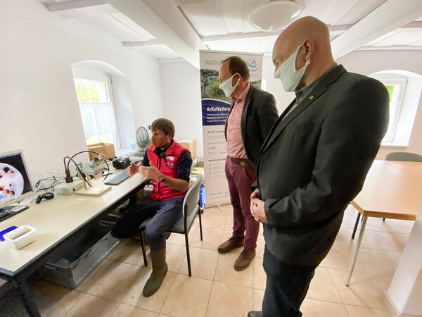 Bild vergr&ouml;&szlig;ern: Hydrobiologe Felix Grunicke erl&auml;utert Staatsminister Wolfram G&uuml;nther und Andreas Heinz, Mitglied des s&auml;chsischen Landtags und Vorsitzender des Stiftungsrates der LaNU, die Aufzucht der Flussperlmuscheln.