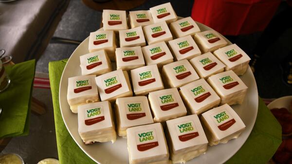 Bild vergr&ouml;&szlig;ern: Petit-Fours mit Vogtland-Logo auf einem Teller.