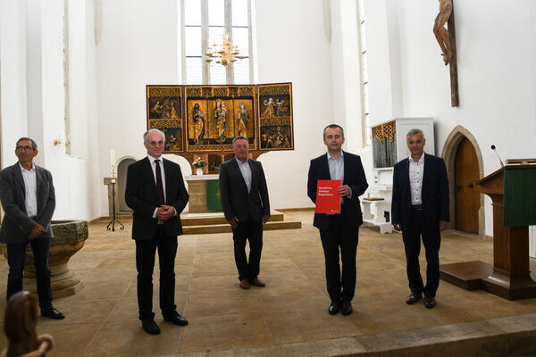 Bild vergr&ouml;&szlig;ern: Pfarrer Hans-J&ouml;rg Rummel (zweiter von links) freute sich &uuml;ber die F&ouml;rderzusage der Ostdeutschen Sparkassenstiftung und der Sparkasse Vogtland.
