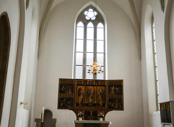 Bild vergr&ouml;&szlig;ern: Ende des 19. Jahrhunderts wurde die Kirche mit Bleiglasfenstern ausgestattet, die bei der Bombardierung Plauens im Zweiten Weltkrieg zerst&ouml;rt wurden.