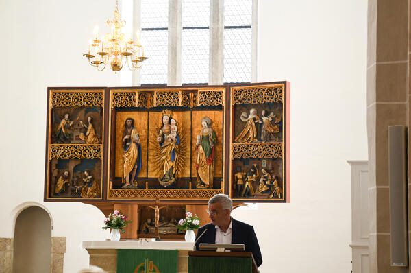Bild vergr&ouml;&szlig;ern: F�r Landrat Rolf Keil, in seiner Funktion als Vorsitzender der Ostdeutschen Sparkassenstiftung, geh�rt die Johanniskirche als "Urkirche" im Vogtland zur Geschichte aller Vogtl�nder.