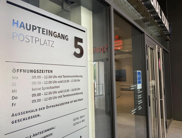 Bild vergr&ouml;&szlig;ern: Das Bild zeigt die neuen �ffnungszeitenschilder am Landratsamt Postplatz 5.