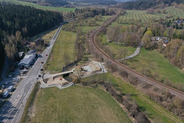 Bild vergr&ouml;&szlig;ern: Ansicht Baustelle Kreisstra�e 7842 - Drohnenbild aus Richtung Adorf