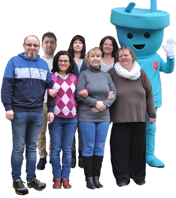 Bild vergr&ouml;&szlig;ern: Das Team vom Strom-Sparcheck mit dem Maskottchen &raquo;Stecki&laquo;.  Foto: Ali