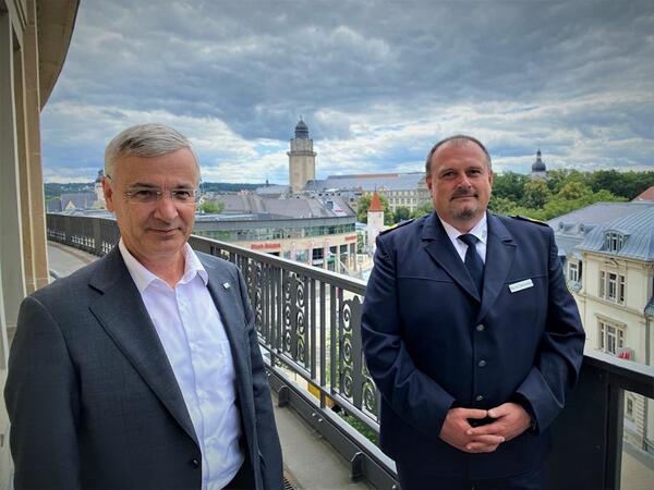 Bild vergr&ouml;&szlig;ern: Landrat Rolf Keil (links) begr&uuml;&szlig;te den neuen Polizeipr&auml;sidenten Ren&eacute; Demmler.