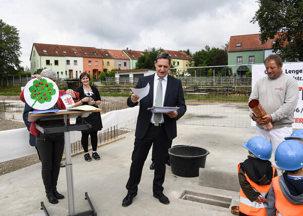 Bild vergr&ouml;&szlig;ern: Die Gemeinde Neumark als Bauherr zeigte, welche Gegenst&auml;nde in die Zeitkapsel gelegt werden.