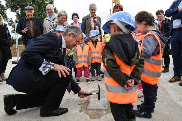 Bild vergr&ouml;&szlig;ern: Dr. Uwe Drechsel, Landkreisbeigeordneter, f&uuml;hrte unter den wachsamen Augen der Kinder die drei symbolischen Hammerschl&auml;ge durch.