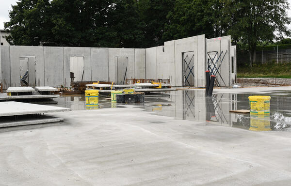Bild vergr&ouml;&szlig;ern: Der Neubau, der im August 2021 fertiggestellt sein soll, wird unter anderem mit Mitteln des Vogtlandkreises gef&ouml;rdert.