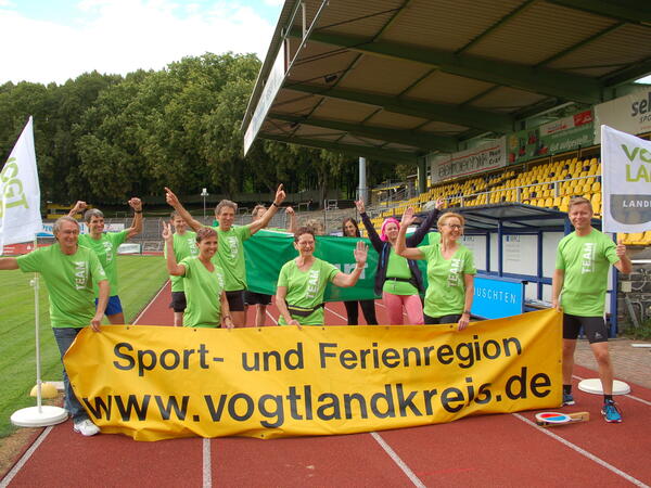 Bild vergr&ouml;&szlig;ern: Start zum Firmenlauf des Landratsamtes Vogtlandkreis im Plauener Vogtland-Stadion.