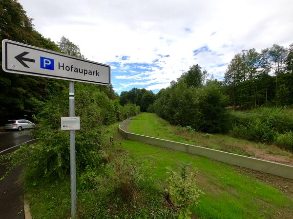 Bild vergr&ouml;&szlig;ern: Das Bild zeigt einen kleinen Schutzwall, der Fr�sche und andere Tiere daran hindern soll, die Stra�e zu �berqueren. Dies dient dem Artenschutz.