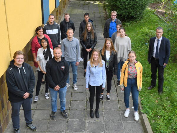 Bild vergr&ouml;&szlig;ern: Die neuen Auszubildenden und Studenten wurden vom Beigeordneten Dr. Uwe Drechsel (rechts) und der Ausbildungsleiterin Heike D&ouml;lling (links) begr&uuml;&szlig;t.