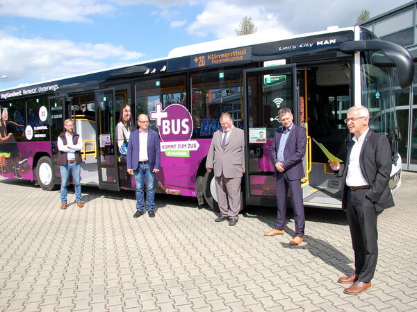 Bild vergr&ouml;&szlig;ern: Landrat Rolf Keil (rechts) mit Tino Metschnabl, Thomas Schwui, Harald Herold, und VVV-Gesch�ftsf�hrer Michael Barth (von links nach rechts) vor dem neuen MAN-PlusBus. Foto: Landratsamt