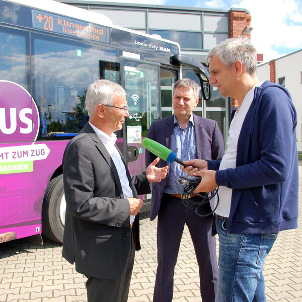 Bild vergr&ouml;&szlig;ern: Landrat Rolf Keil (links) und VVV-Gesch&auml;ftsf&uuml;hrer Michael Barth im Interview mit dem MDR.