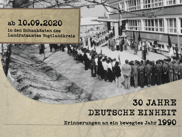 Bild vergr&ouml;&szlig;ern: Die Grafik zeigt eine schwarz-wei&szlig; Fotografie aus DDR-Zeiten. Viele Menschen stehen im Kreis und lauschen einer Rede.