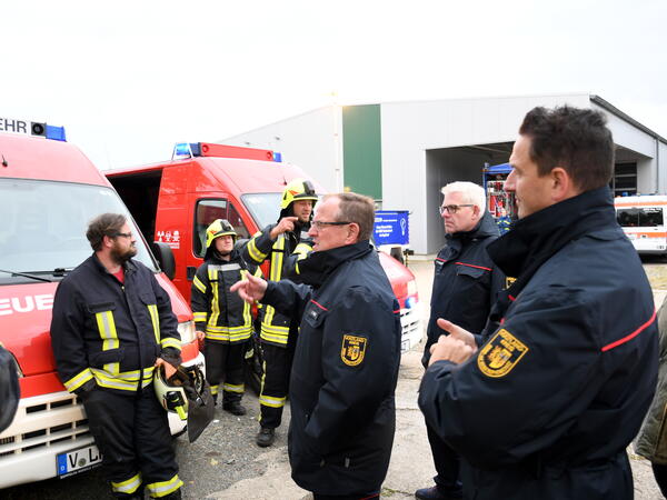 Bild vergr&ouml;&szlig;ern: Sachgebietsleiter Brand- und Katastrophenschutz Ingo Gla&szlig; (Mitte) bei der Einweisung der Zugf&uuml;hrer.