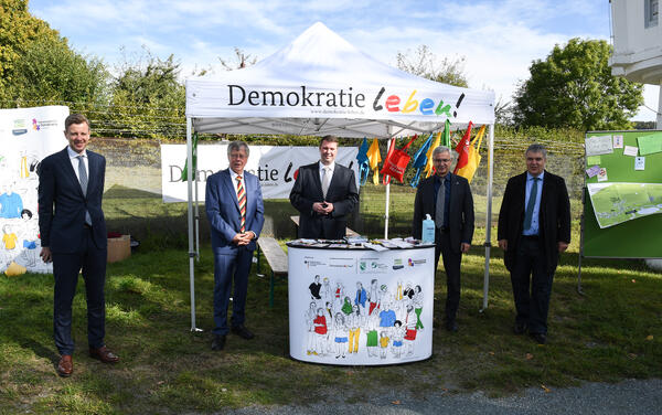 Bild vergr&ouml;&szlig;ern: Dr. Oliver B&auml;r, Landrat Landkreis Hof;  Thomas F&uuml;gmann, Landrat Saale-Orla-Kreis, Alexander K&auml;tzel, B&uuml;rgermeister der Gemeinde T&ouml;pen, Rolf Keil, Landrat Vogtlandkreis und 
Thomas Heppener, Bundesprogramm &raquo;Demokratie leben!&laquo;, Berlin ( von links nach rechts) am Stand der Partnerschaft f&uuml;r Demokratie im Vogtlandkreis.