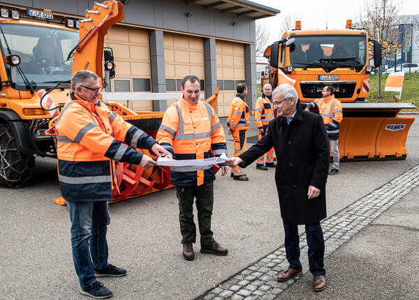 Bild vergr&ouml;&szlig;ern: Landrat Rolf Keil (rechts) &uuml;berzeugte sich auf einem Vororttermin in der Stra&szlig;enmeisterei Reichenbach vom Vorbereitungstand des Winterdienstes.