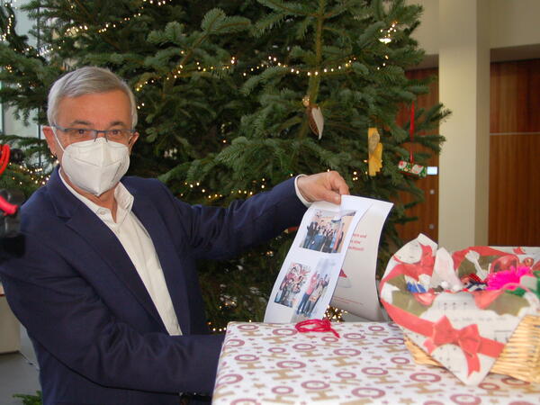 Bild vergr&ouml;&szlig;ern: Landrat Rolf Keil schm&uuml;ckt den Weihnachtsbaum mit Basteleien der Sch&uuml;ler des F&ouml;rderzentrums Oberes Vogtland