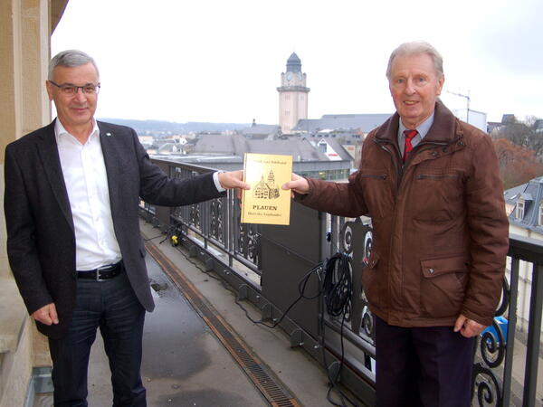 Bild vergr&ouml;&szlig;ern: Der Schriftsteller und Buchautor Walter G. T&uuml;mpner &uuml;berreichte eines der ersten Exemplare an Landrat Rolf Keil.