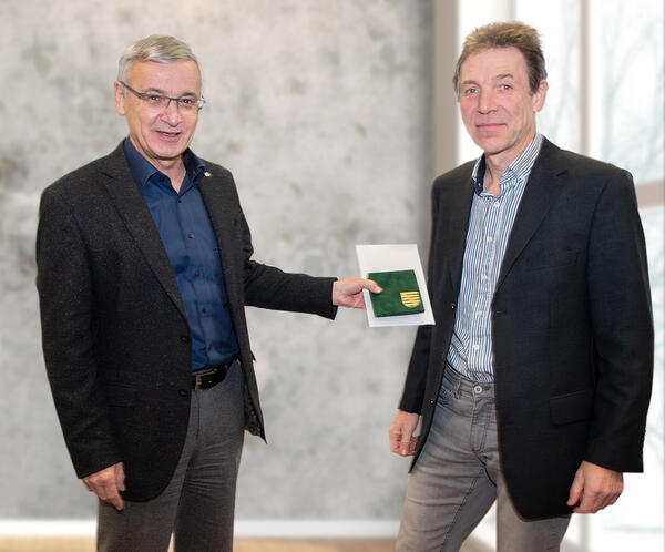 Bild vergr&ouml;&szlig;ern: Landrat Rolf Keil (l.) &uuml;bergibt die Medaille &raquo;Sachsen - Land der Friedlichen Revolution" an Thomas Findeis.