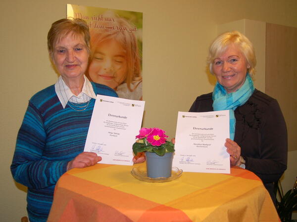 Bild vergr&ouml;&szlig;ern: Helga Tafelski (inks) und Dorothea Markgraf mit ihren Ehrenurkunden.