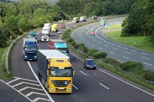 Bild vergr&ouml;&szlig;ern: Verkehr auf der Autobahn
