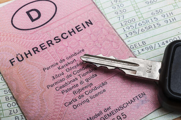 Bild vergr&ouml;&szlig;ern: Auf dem Bild sieht man einen alten F�hrerschein.