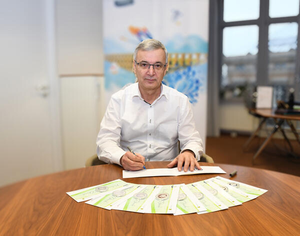 Bild vergr&ouml;&szlig;ern: Landrat Rolf Keil bedankt sich bei den Jubil�umsblutspendern mit einer silbernen Pr�gem�nze.