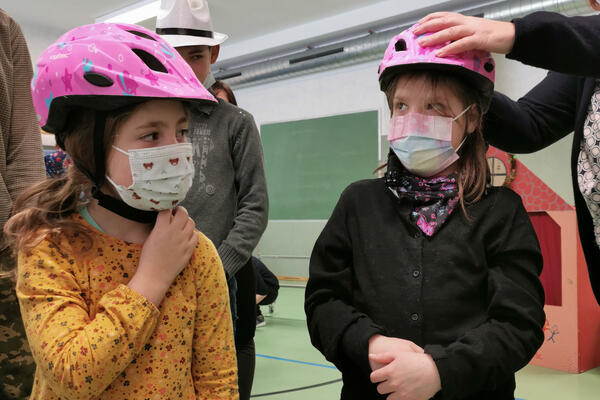 Bild vergr&ouml;&szlig;ern: Zwei M�dchen tragen rosa Fahrradhelme