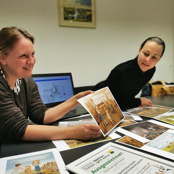 Bild vergr&ouml;&szlig;ern: Die Museumsp&auml;dagoginnen Franziska Waldmann (l.) und Romy Bauch (r.) haben sich diese gute Idee einfallen lassen.
