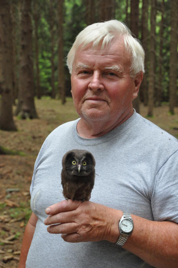 Bild vergr&ouml;&szlig;ern: Der Kreisnaturschutzbeauftrage Karl Heinz Meyer mit einem jungen Raufu&szlig;kauz.