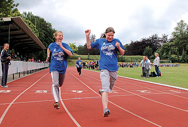 Bild vergr&ouml;&szlig;ern: Etwa 4.000 Athleten k�mpften in 35 Sportarten an 15 Austragungsorten des Vogtlandes um eine der begehrten Medaillen und Urkunden. F�r das Sportevent, das zu den gr��ten in Sachsen z�hlt, wurden vom Organisationskomitee 1.600 Medaillens�tze, 5.000 Urkunden und 60 Pokale vergeben. Auf dem Bild zu sehen sind zwei L�uferinnen auf der Zielgeraden.