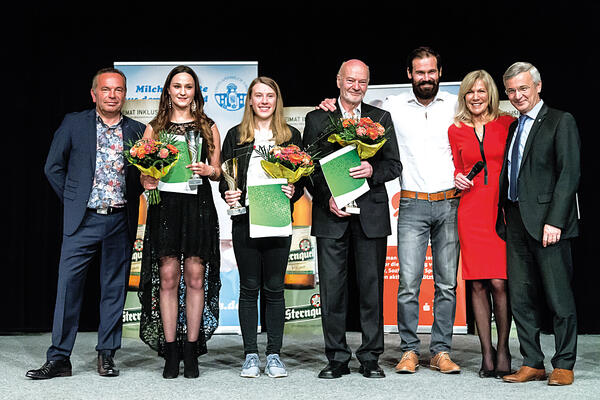 Bild vergr&ouml;&szlig;ern: Das Bild zeigt Sportler aus dem Vogtland, die auf der B&uuml;hne geehrt werden. Eine Moderatorin im roten Kleid steht neben den Sportlern.