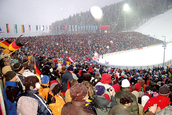 Bild vergr&ouml;&szlig;ern: Das Bild zeigt einen Weltcup in der Vogtland Arena Klingenthal. Das Satdio ausgebucht und es sind zahlreiche Zuschauer zu sehen.