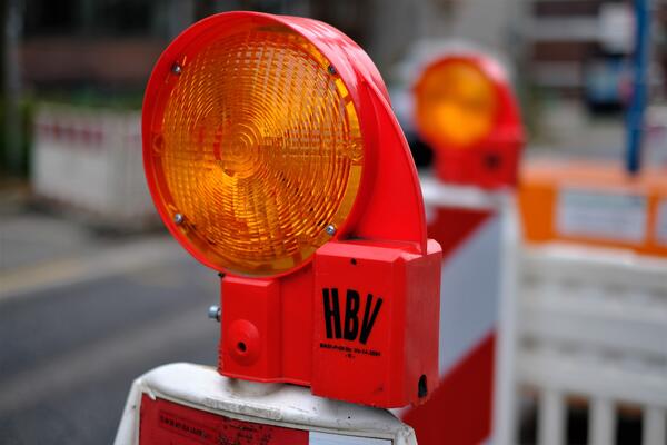 Bild vergr&ouml;&szlig;ern: Auf dem Bild ist eine Stra&szlig;enbau-Warnlampe zu sehen.