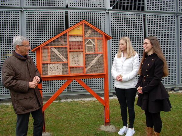Bild vergr&ouml;&szlig;ern: Landrat Rolf Keil und die beiden Klimascouts weihten gemeinsam das Bienenhotel vor dem Parkhaus des Landratsamtes in Plauen ein.
