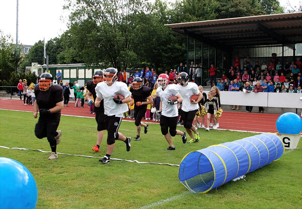 Bild vergr&ouml;&szlig;ern: Etwa 4.000 Athleten k&auml;mpften in 35 Sportarten an 15 Austragungsorten des Vogtlandes um eine der begehrten Medaillen und Urkunden. F&uuml;r das Sportevent, das zu den gr&ouml;&szlig;ten in Sachsen z&auml;hlt, wurden vom Organisationskomitee 1.600 Medaillens&auml;tze, 5.000 Urkunden und 60 Pokale vergeben. Das Bild hier zeigt die Baseball-Spieler beim einlaufen auf dem Sportplatz.