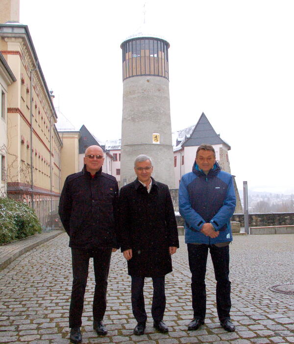 Bild vergr&ouml;&szlig;ern: Landrat Rolf Keil (Mitte) mit Mirosław Gębski, Landrat des Landkreises Kielce (rechts) und Stefan Bąk, Mitglied des Vorstandes des Kreistages Kielce (links) auf Schloss Voigtsberg in Oelsnitz.