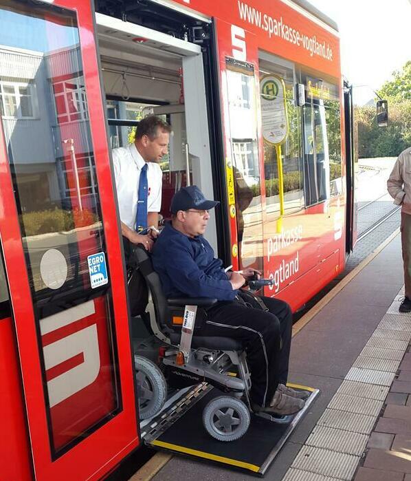 Bild vergr&ouml;&szlig;ern: Man sollte sich am 6.Mai nicht wundern, dass viele Menschen mit gelber Weste im &ouml;ffentlichen Nahverkehr unterwegs sind, um gemeinsam herauszufinden, wie barrierefrei &ouml;ffentliche Verkehrsmittel sind.