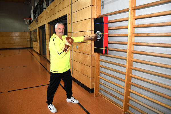Bild vergr&ouml;&szlig;ern: Das Bild zeigt Frank S&uuml;&szlig;, Sport-, Politik- und Wirtschaftswissenschaftler, Lehrer am BSZ e.o.plauen beim boxen in einer Turnhalle.