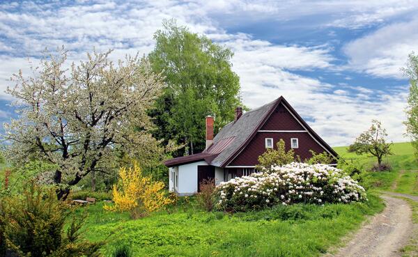 Bild vergr&ouml;&szlig;ern: Auf dem Bild sieht man ein idyllisch gelegenes Landhaus.