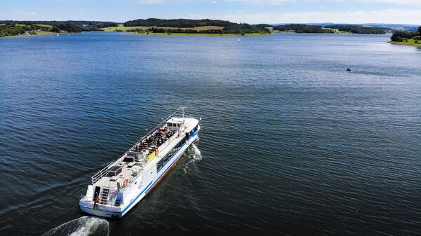 Bild vergr&ouml;&szlig;ern: Das Bild zeigt ein Fahrgastschiff auf der Talsperre P&ouml;hl von oben.
