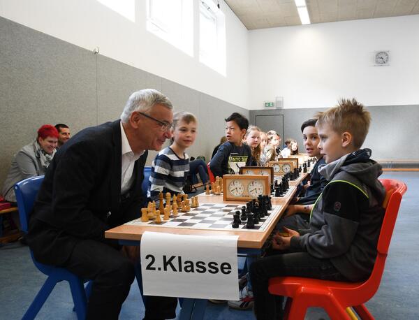 Bild vergr&ouml;&szlig;ern: Landrat Rolf Keil im Gespr&auml;ch mit den schachbegeisterten Kindern.