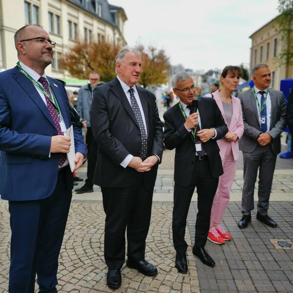 Bild vergr&ouml;&szlig;ern: Landrat Rolf Keil hat gemeinsam mit Vertreterinnen und Vertretern der Stadt Plauen sowie Euregio Egrensis den Europatag 2022 er�ffnet.
