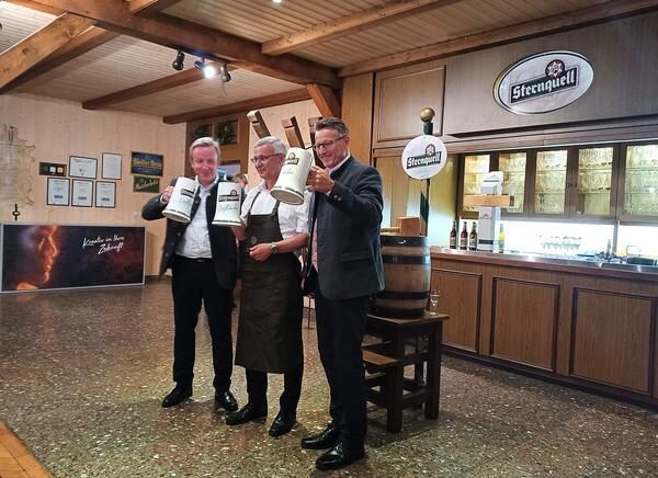 Bild vergr&ouml;&szlig;ern: Auf dem Bild sieht man: Die Sternquell-Gesch&auml;ftsf&uuml;hrer Jan Gerbeth (l.) und G&uuml;nther Spindler (r.) prosten gemeinsam mit Landrat Rolf Keil den Botschafterinnen und Botschaftern zu.