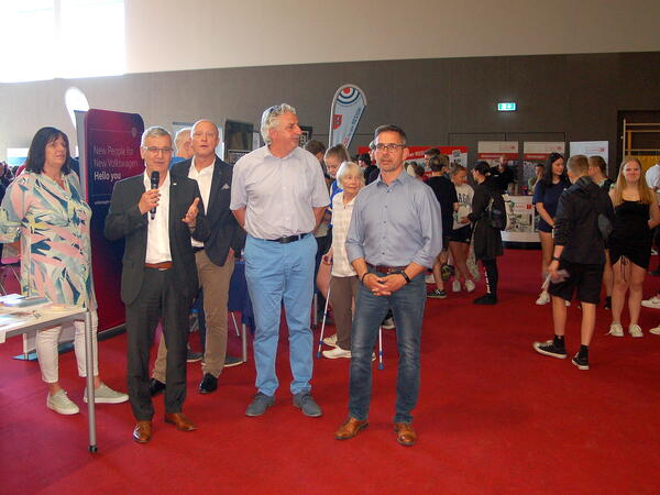 Bild vergr&ouml;&szlig;ern: Landrat Rolf Keil (2.von links) er&ouml;ffnete gemeinsam mit Auerbachs Oberb&uuml;rgermeister Manfred Deckert (2.von rechts) und weiteren G&auml;sten die Messe.