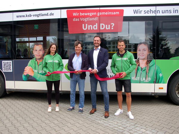 Bild vergr&ouml;&szlig;ern: Gina Spranger und Yanik Schmalfu� durchschneiden gemeinsam mit Steffen Fugmann Pr�sident des KSB und Jan Rodewald, Sportreferent des Landratsamtes das Band zur Einweihung.