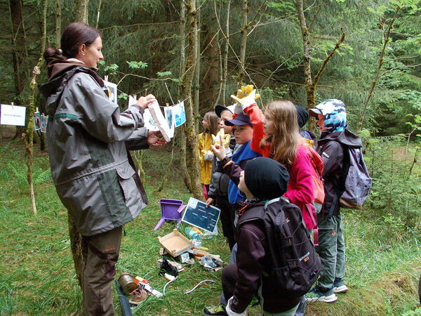 Bild vergr&ouml;&szlig;ern: F�rsterin Jenny Black erkl�rte den Sch�lerinnen und Sch�lern, welche Dinge wie M�ll, im Wald gar nichts verloren haben und den Wald sogar schaden.