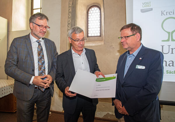 Bild vergr&ouml;&szlig;ern: Das Bild zeigt Reichenbachs Oberbr&uuml;germeister Raphael K&uuml;rzinger, Landrat Rolf Keil und Rotschaus Ortsvorsteher Veit Bursian bei der &Uuml;bergabe der Urkunde.